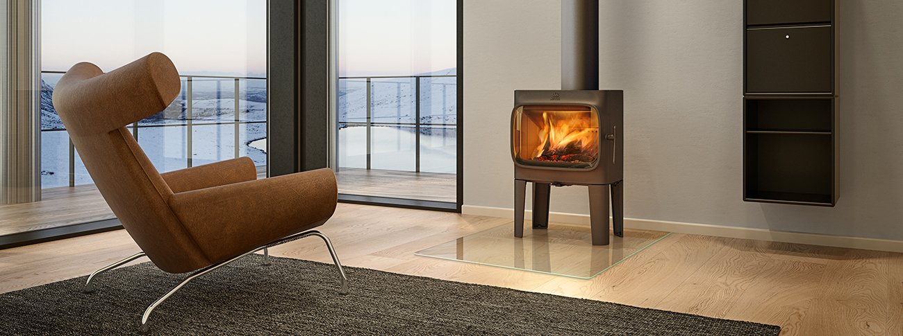 Elegancki piec na nogach Jotul F 305 R LL, dodający skandynawskiego charakteru i ciepła nowoczesnemu wnętrzu.