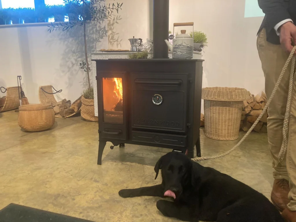 Angielska ekologiczna kuchnia na drewno charnwood daje ciepło któremu nie może się oprzeć się nawet pies. Przy okazji możemy ugotować obiad i upiec ciasto.