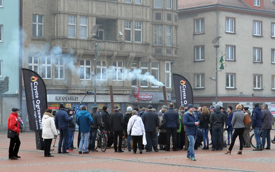 Pokaz nauki prawidłowego palenia drewnem i węglem organizowanym przez "Czyste Ogrzewanie".