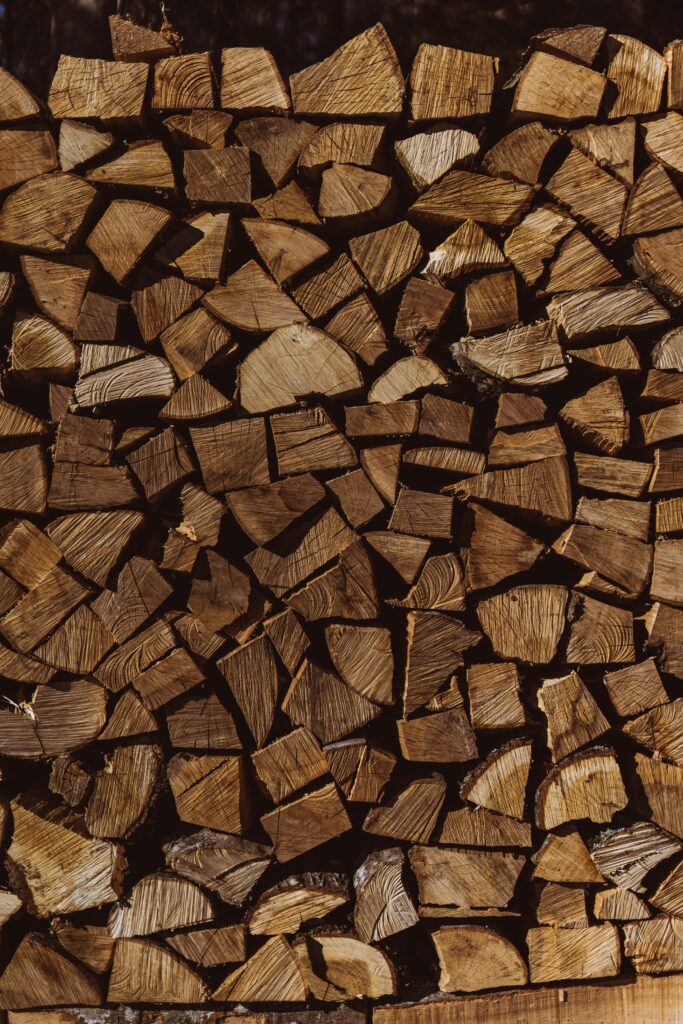 Małę i wysezonowe polana drzewa dają więcej energii niż duże "kloce"