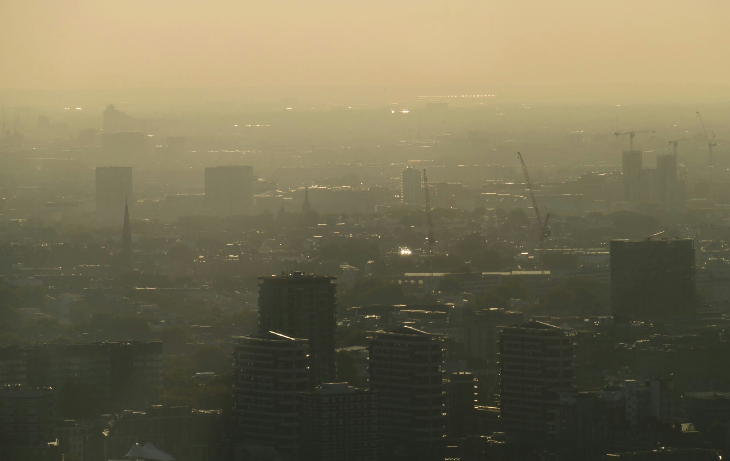 Smog spowija miasto. Zdjęcie ilustruje problem zanieczyszczenia powietrza, z którym walczą przepisy antysmogowe.