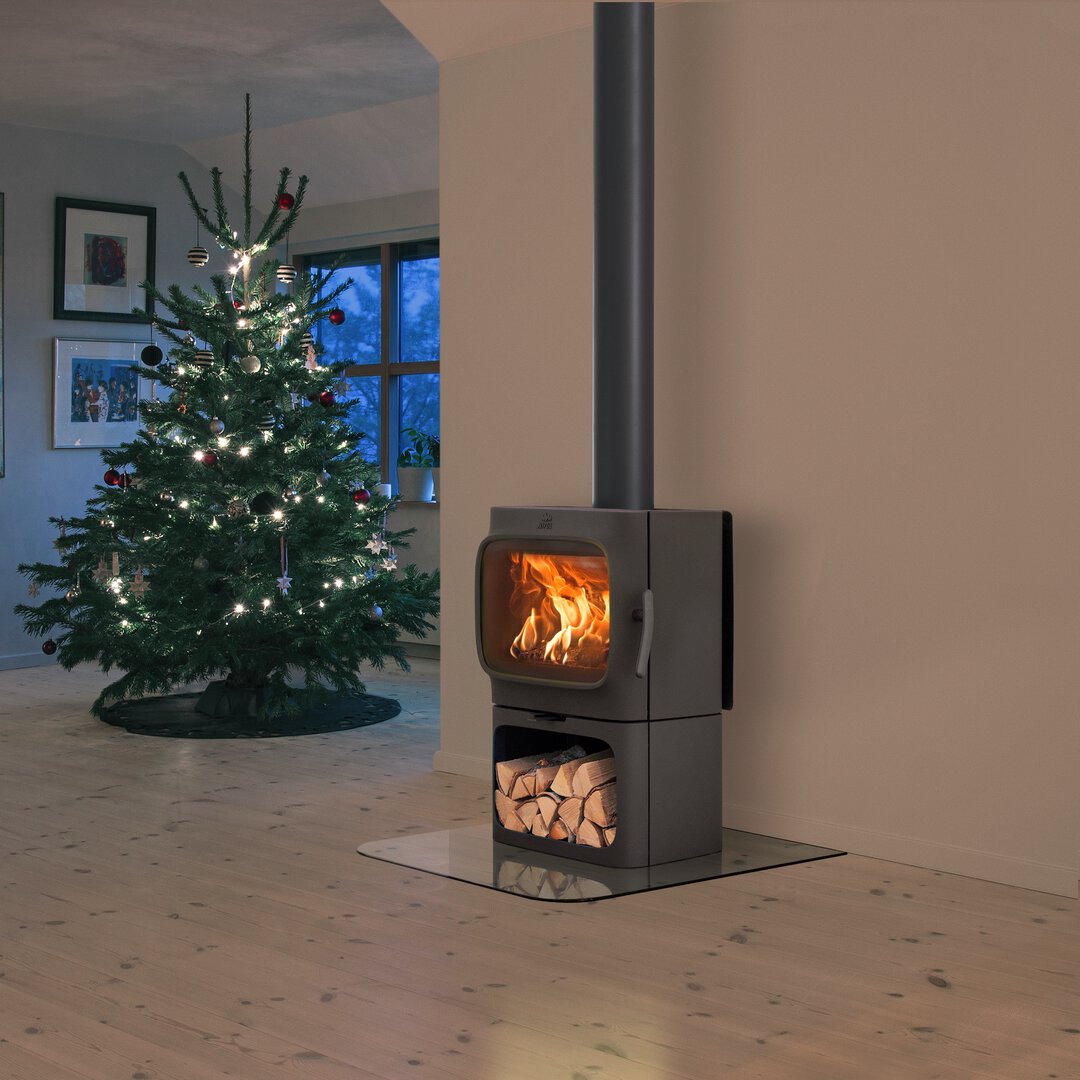 Nowoczesna żeliwna koza Jotul F 305 R B na podstawie w której można trzymać drewno