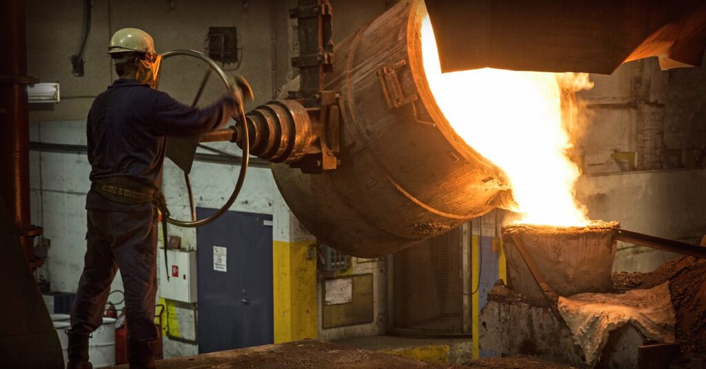 Żeliwo poddaje się wysokiej temperaturze w kotłach do powstania płynnej gorącej cieczy