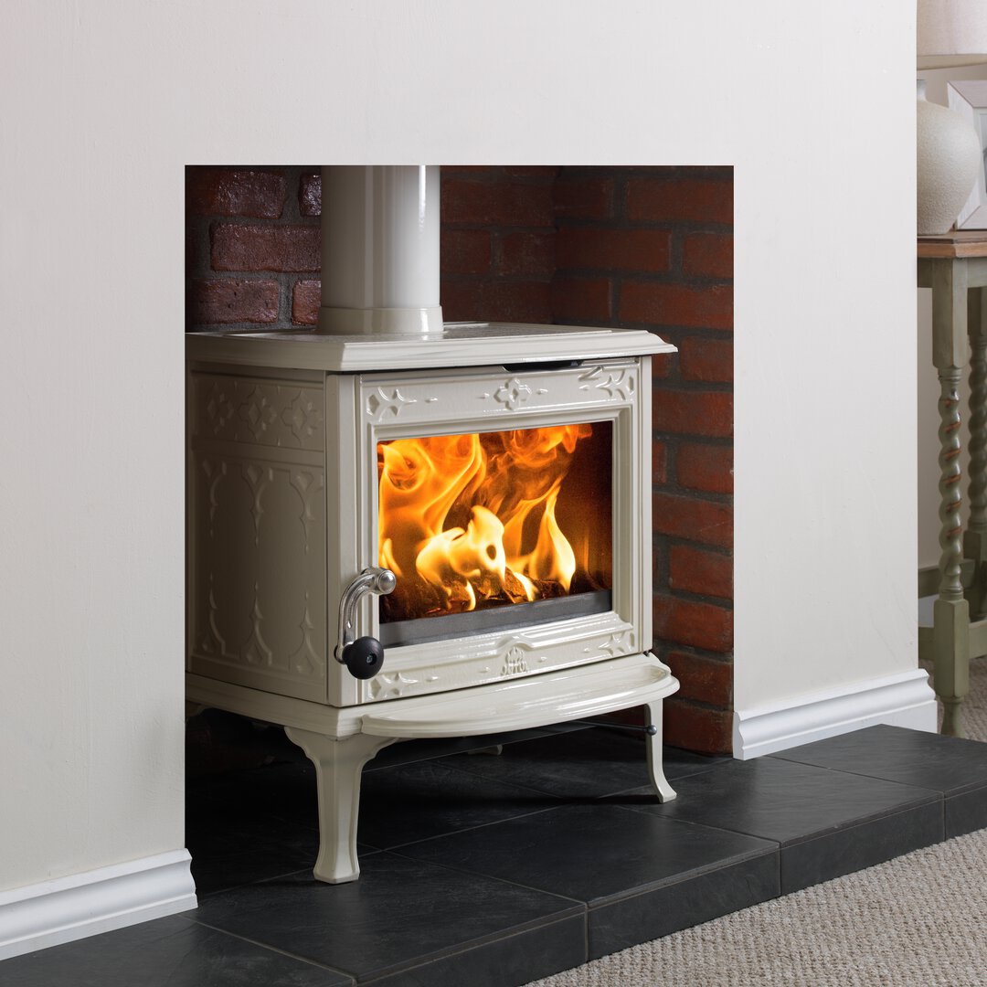 Mały piec na drewno Jotul f 100 ECO w kolorze kości słoniowej z charakterem
