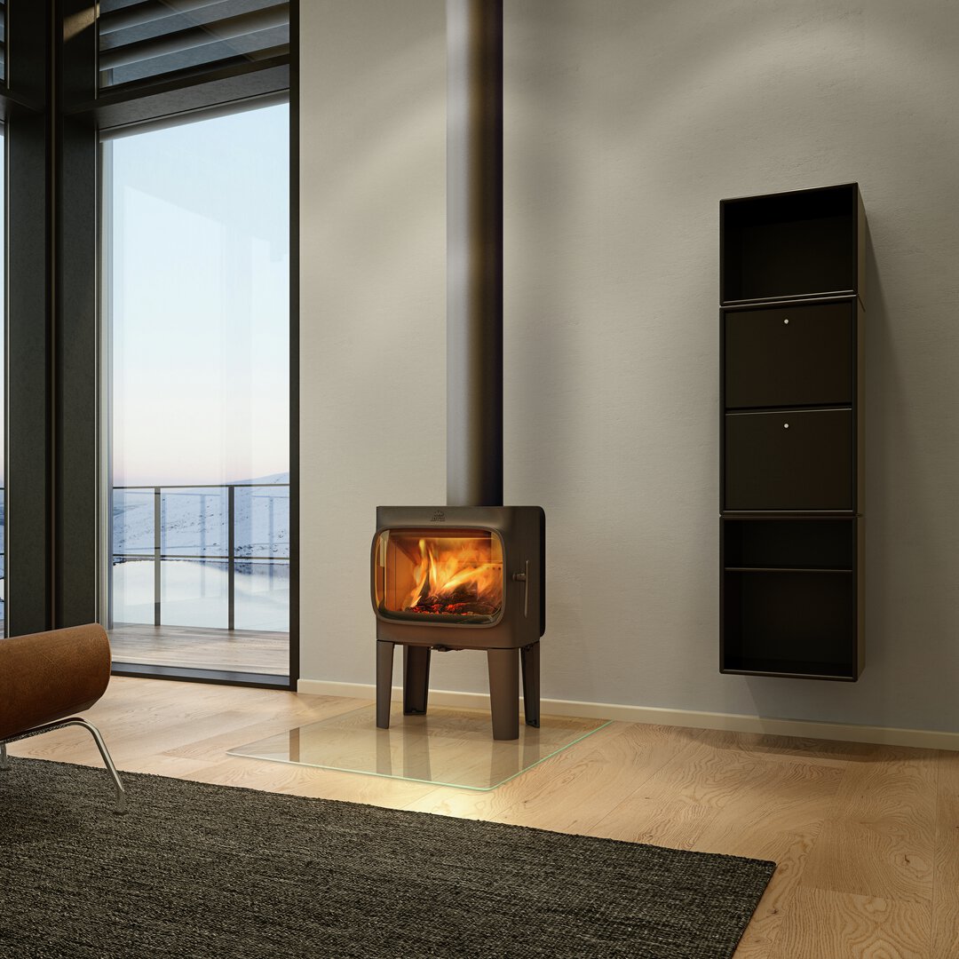 Nowoczesny piec kominkowy na nogach marki Jotul, model F 305 R LL, umieszczony w jasnym, przestronnym wnętrzu. Podłączony górnym wylotem spalin.